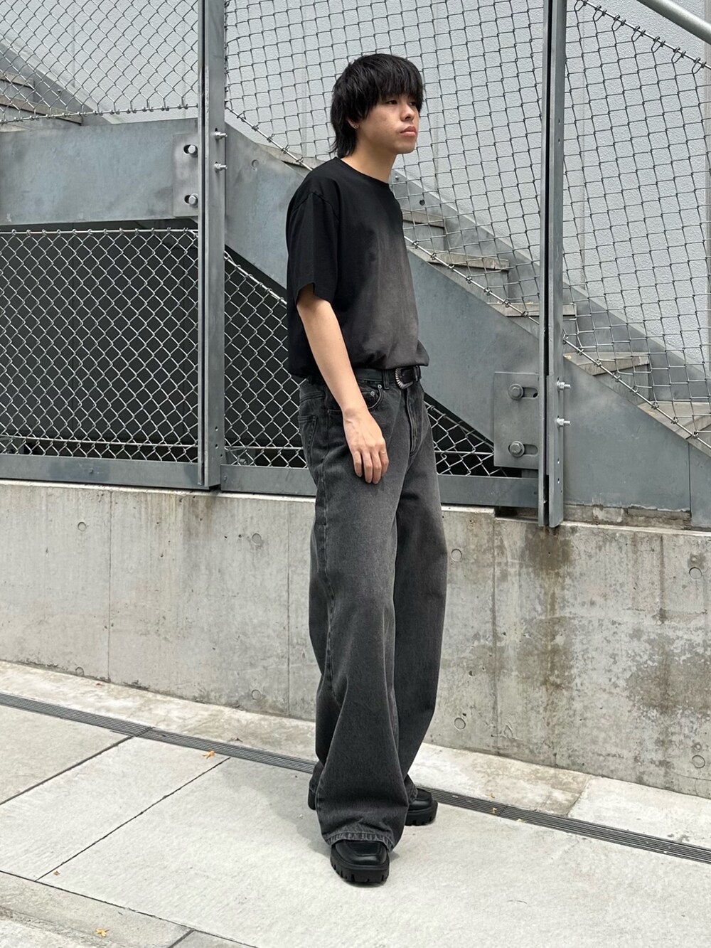 ブラック系のTシャツ/カットソー、ブラック系のデニムパンツ、ブラック系のベルトを着用したメンズの春コーディネートの4枚目の写真