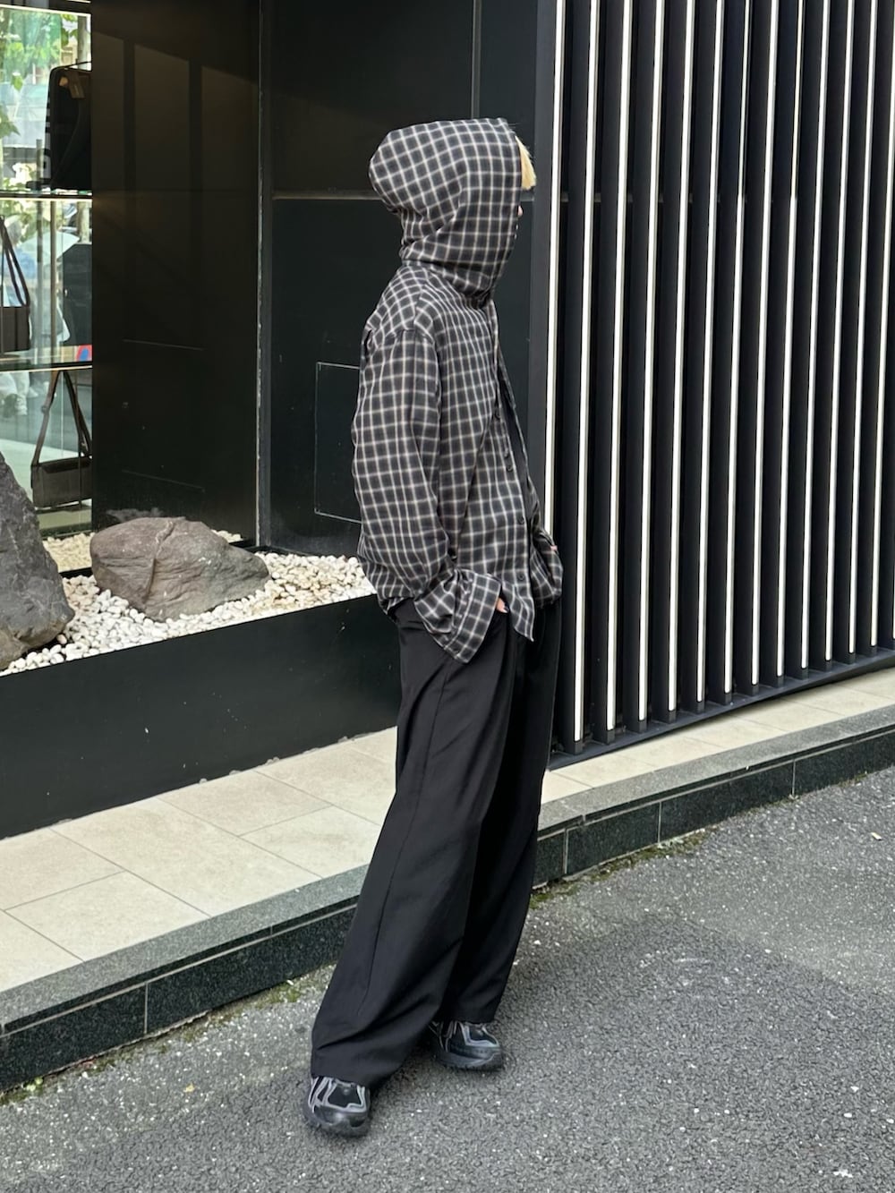 ブラック系のシャツ/ブラウス、ブラック系のスラックスを着用したメンズの秋コーディネートの4枚目の写真