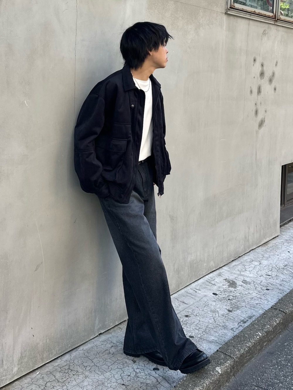 ブラック系のブルゾン、ブラック系のデニムパンツ、ブラック系のベルトを着用したメンズの夏コーディネートの5枚目の写真