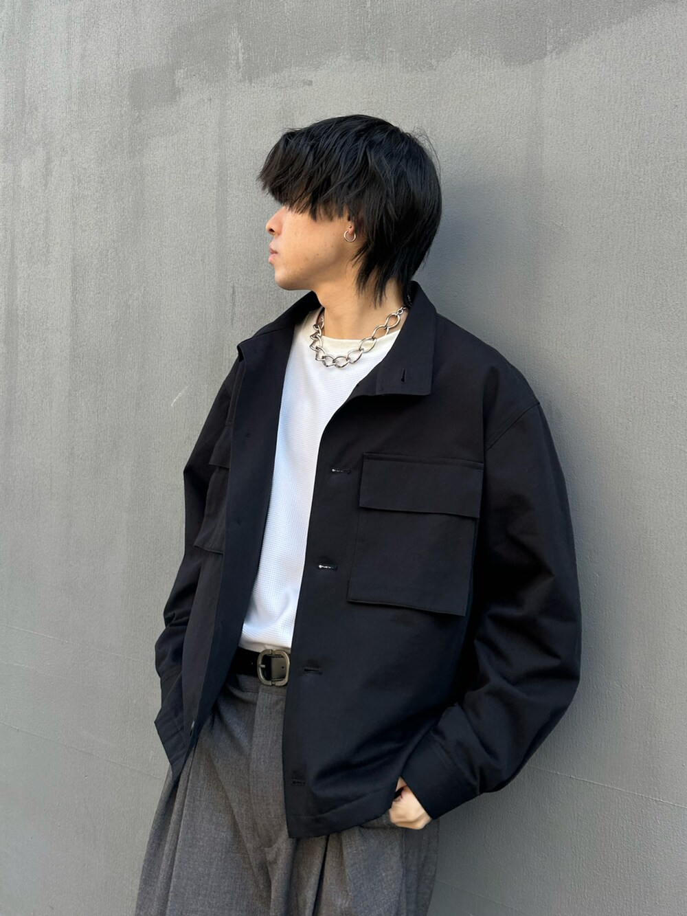 ブラック系のその他アウター、ブラック系のベルトを着用したメンズの冬コーディネートの4枚目の写真