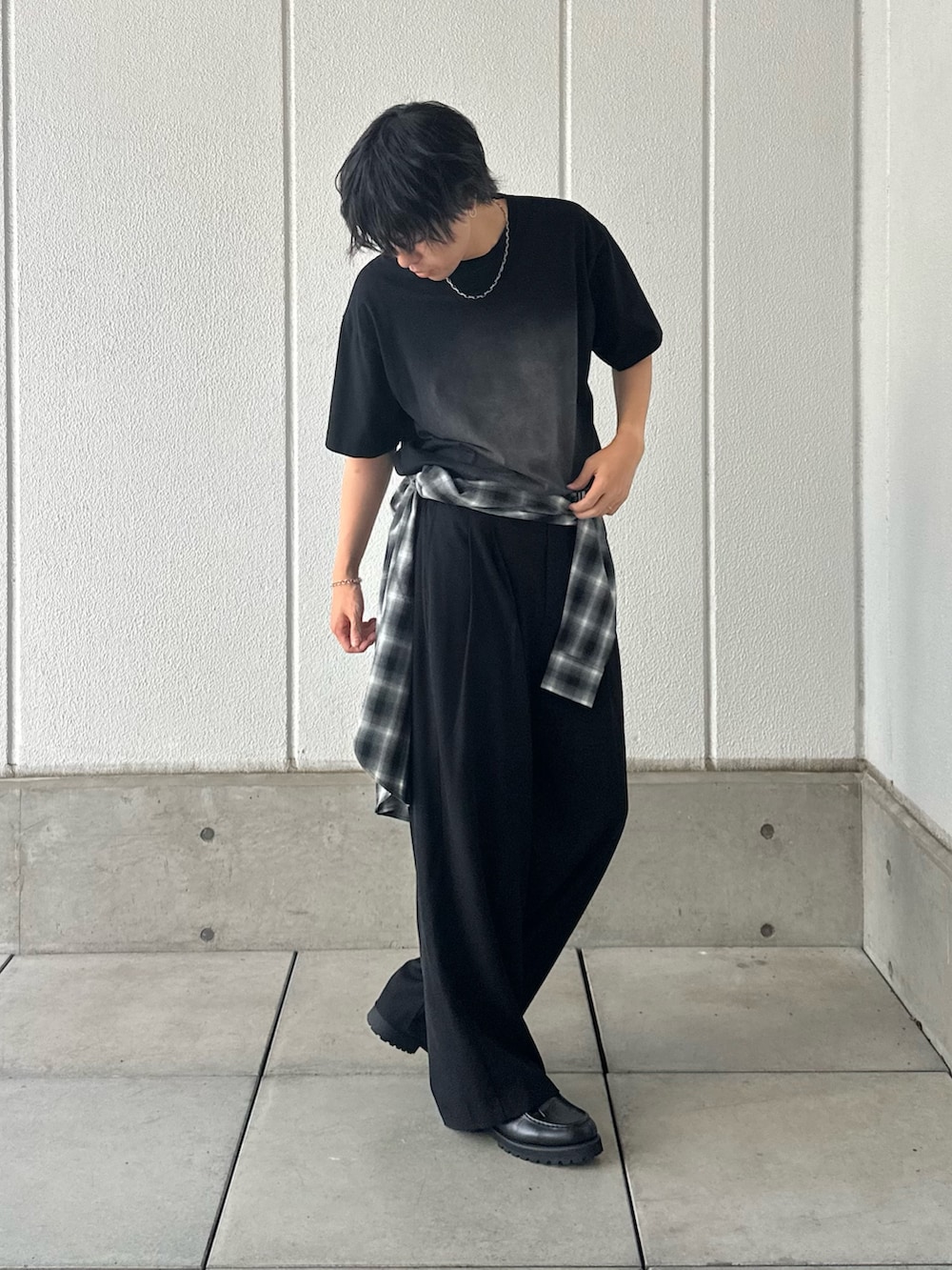 「シンプルコーデ、きれいめカジュアル、夏コーデ、韓国ファッション、ブラックコーデ、プチプラ、お出かけコーデ、レイヤードスタイル、デートコーデ、休日スタイル、シンプル、夏だ！Tシャツ着よう！、ゆるコーデ、夏、チェック」｜「COLONY 2139のフロントスプレーTシャツ（Tシャツ/カットソー、ブラック系）」を使った、koheyさん（骨格ウェーブ・メンズ・176cm）の夏コーディネートの2枚目の写真