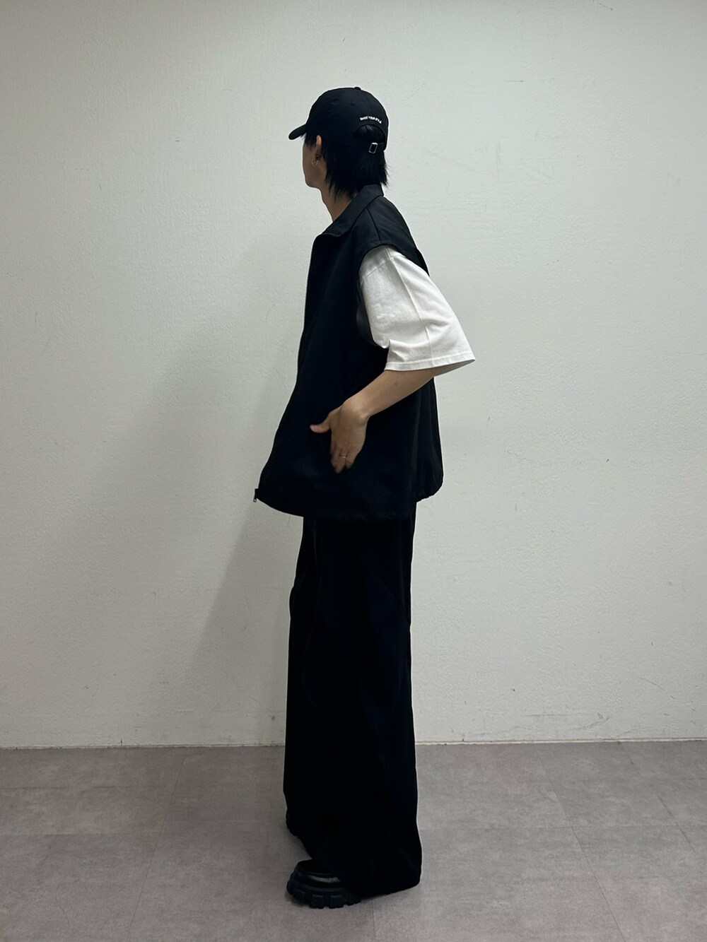 ブラック系のベスト、ホワイト系のTシャツ/カットソー、ブラック系のその他パンツを着用したメンズの夏コーディネートの2枚目の写真