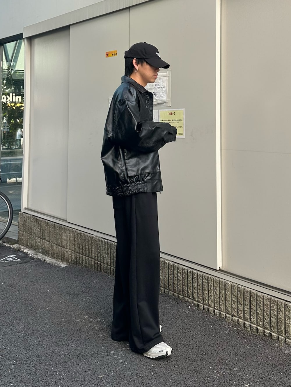 ブラック系のブルゾン、ブラック系のスウェットパンツ、ブラック系のキャップを着用したメンズの秋コーディネートの4枚目の写真