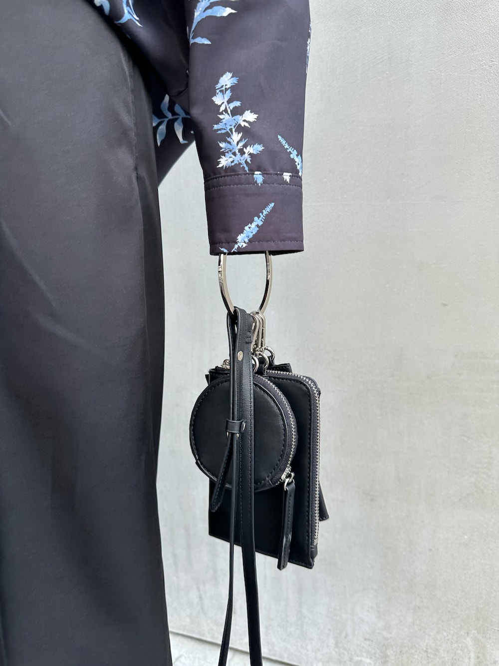 ブラック系のシャツ/ブラウス、ブラック系のその他パンツ、ブラック系のローファーを着用したメンズの春コーディネートの3枚目の写真