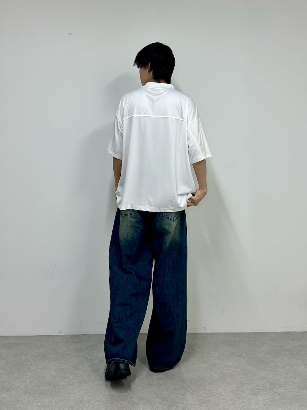 ホワイト系のTシャツ/カットソー、ブルー系のデニムパンツを着用したメンズの夏コーディネートの3枚目の写真