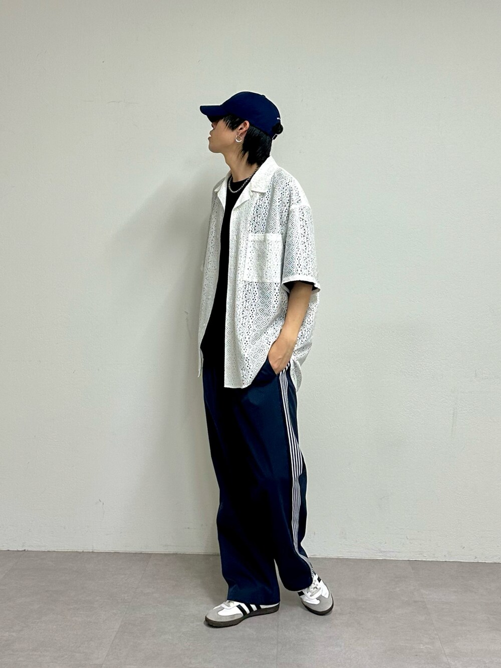 ホワイト系のシャツ/ブラウス、ブラック系のTシャツ/カットソー、ブルー系のその他パンツを着用したメンズの春コーディネートの4枚目の写真