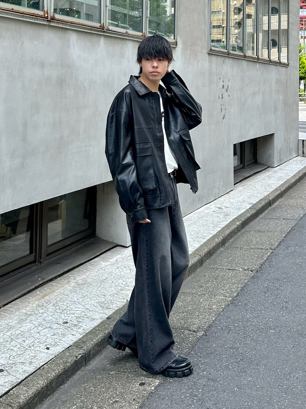 ブラック系のブルゾン、ホワイト系のTシャツ/カットソー、ブラック系のデニムパンツを着用したメンズの夏コーディネートの4枚目の写真