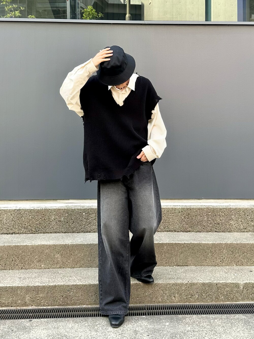 ブラック系のデニムパンツ、ブラック系のハットを着用したメンズの夏コーディネートの3枚目の写真