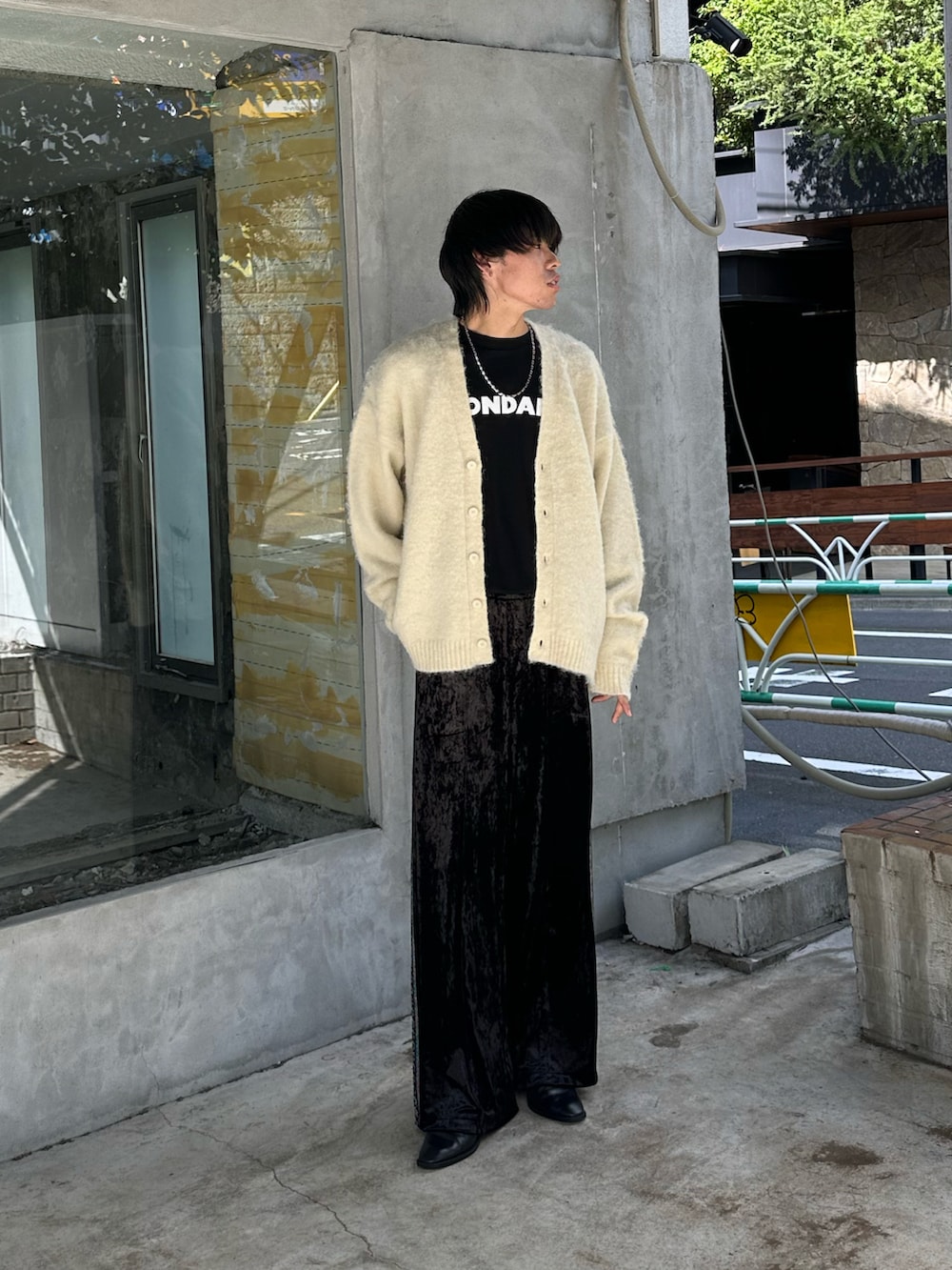 ベージュ系のカーディガン/ボレロ、ブラック系のその他パンツを着用したメンズの秋コーディネートの2枚目の写真