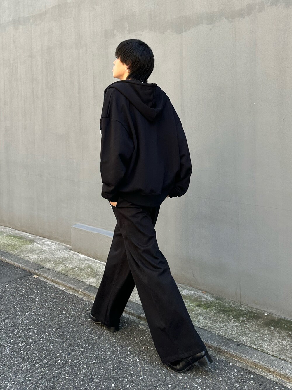 ブラック系のパーカー、ブラック系のその他パンツ、ブラック系のベルトを着用したメンズの秋コーディネートの3枚目の写真