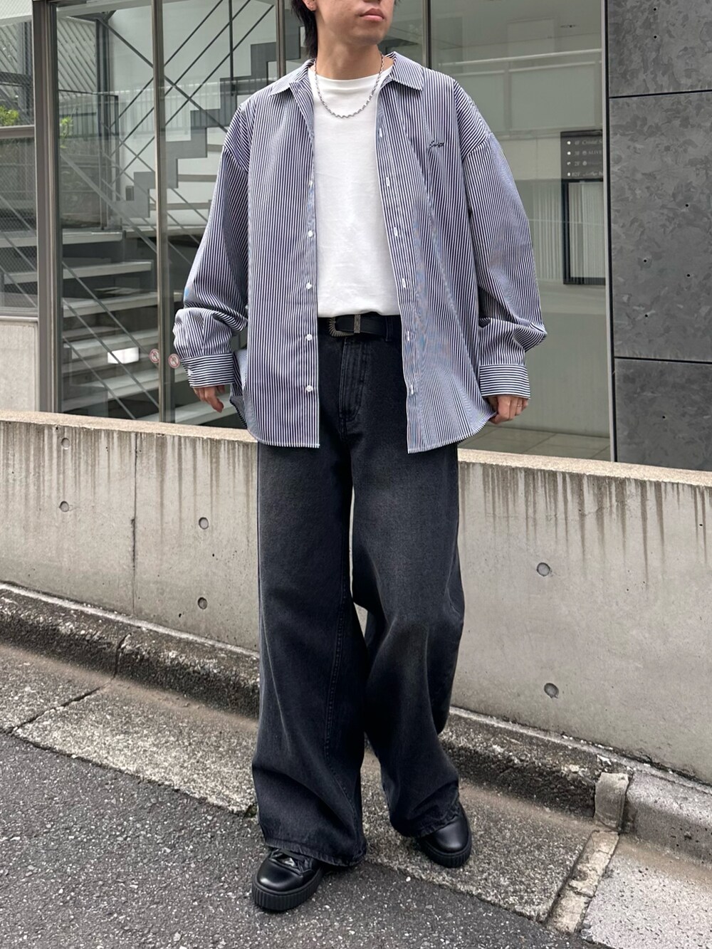 ブルー系のシャツ/ブラウス、ホワイト系のTシャツ/カットソー、ブラック系のデニムパンツを着用したメンズの夏コーディネートの5枚目の写真