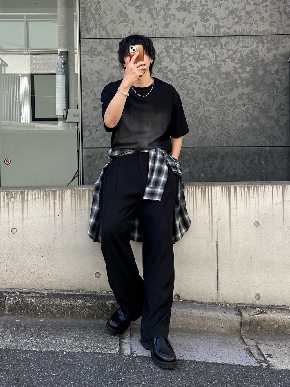 「シンプルコーデ、きれいめカジュアル、夏コーデ、韓国ファッション、ブラックコーデ、プチプラ、お出かけコーデ、レイヤードスタイル、デートコーデ、休日スタイル、シンプル、夏だ！Tシャツ着よう！、ゆるコーデ、夏、チェック」｜「COLONY 2139のフロントスプレーTシャツ（Tシャツ/カットソー、ブラック系）」を使った、koheyさん（骨格ウェーブ・メンズ・176cm）の夏コーディネートの4枚目の写真