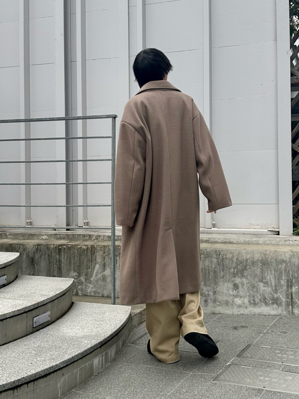 ベージュ系のその他アウター、ベージュ系のニット/セーター、ベージュ系のその他パンツを着用したメンズの秋コーディネートの3枚目の写真