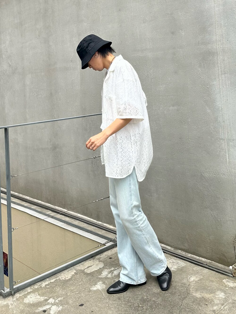 ホワイト系のTシャツ/カットソー、ホワイト系のシャツ/ブラウス、ブラック系のハットを着用したメンズの夏コーディネートの3枚目の写真