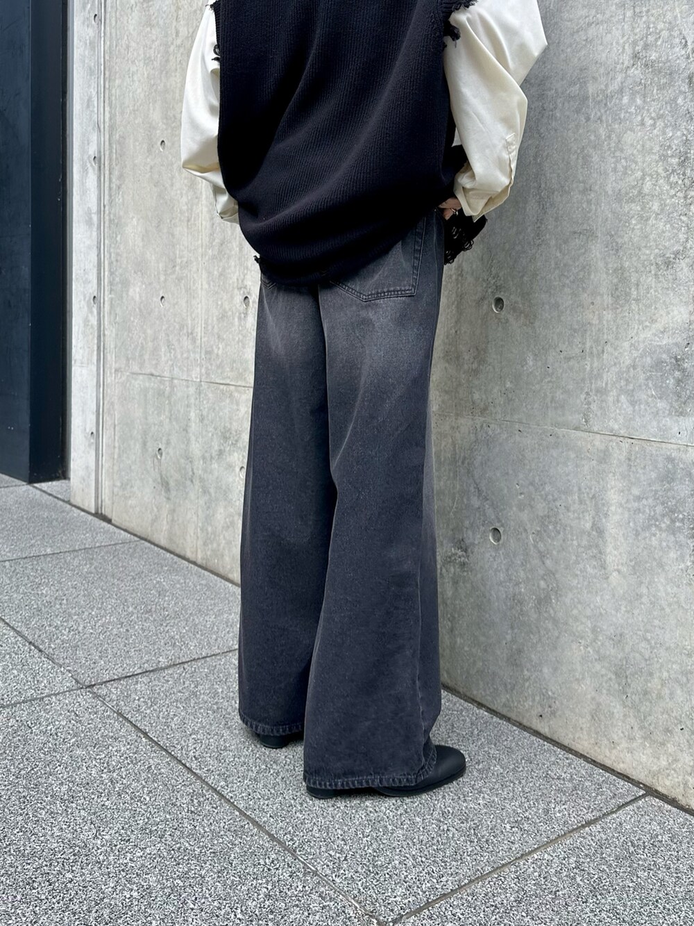 ブラック系のデニムパンツ、ブラック系のハットを着用したメンズの夏コーディネートの4枚目の写真