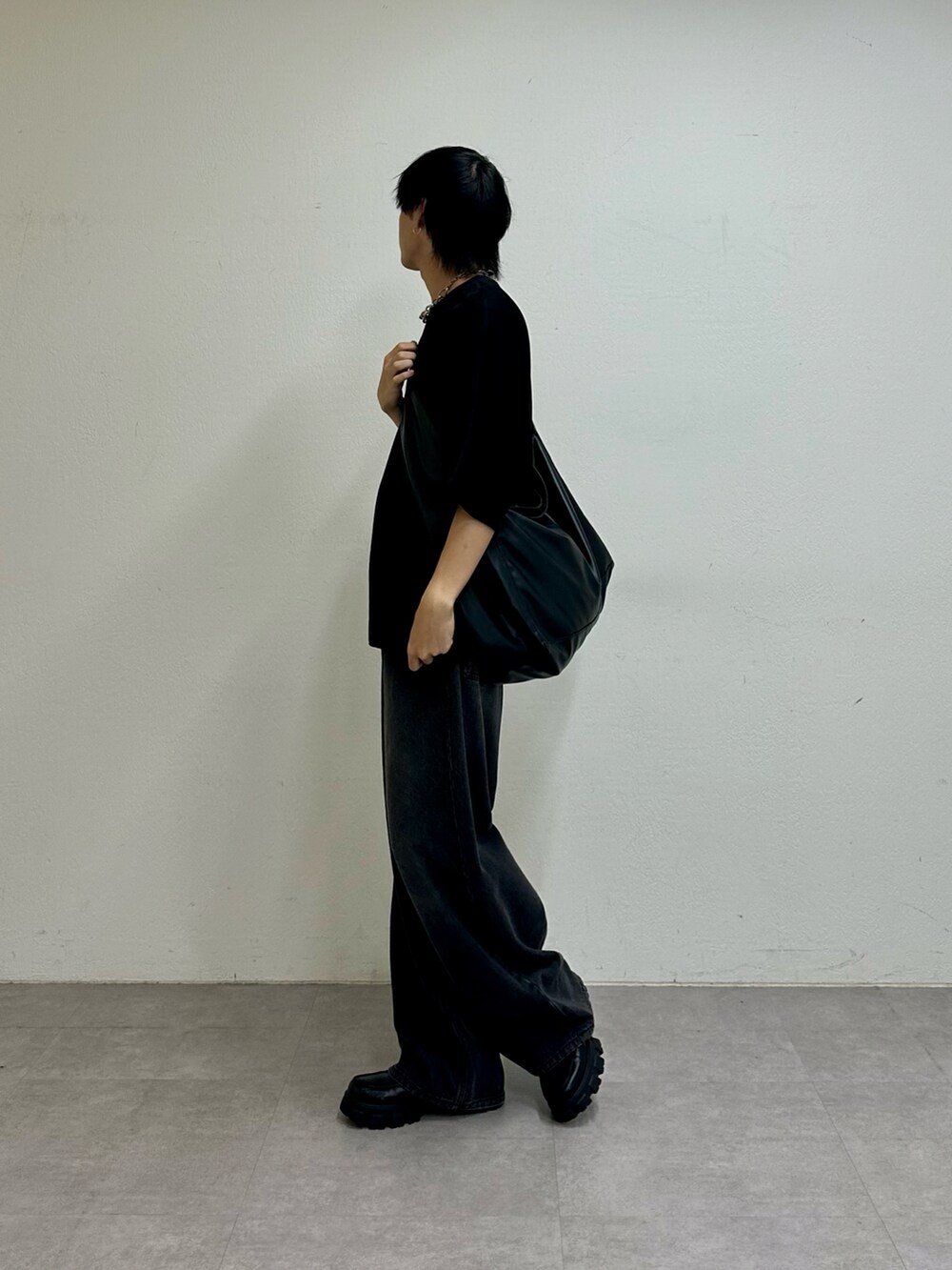 ブラック系のTシャツ/カットソー、ブラック系のデニムパンツ、ブラック系のショルダーバッグを着用したメンズの夏コーディネートの2枚目の写真