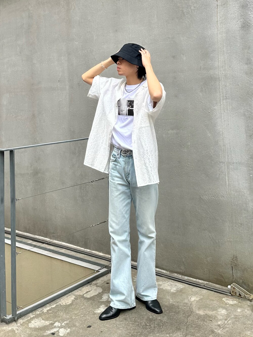 ホワイト系のTシャツ/カットソー、ホワイト系のシャツ/ブラウス、ブラック系のハットを着用したメンズの夏コーディネートの4枚目の写真