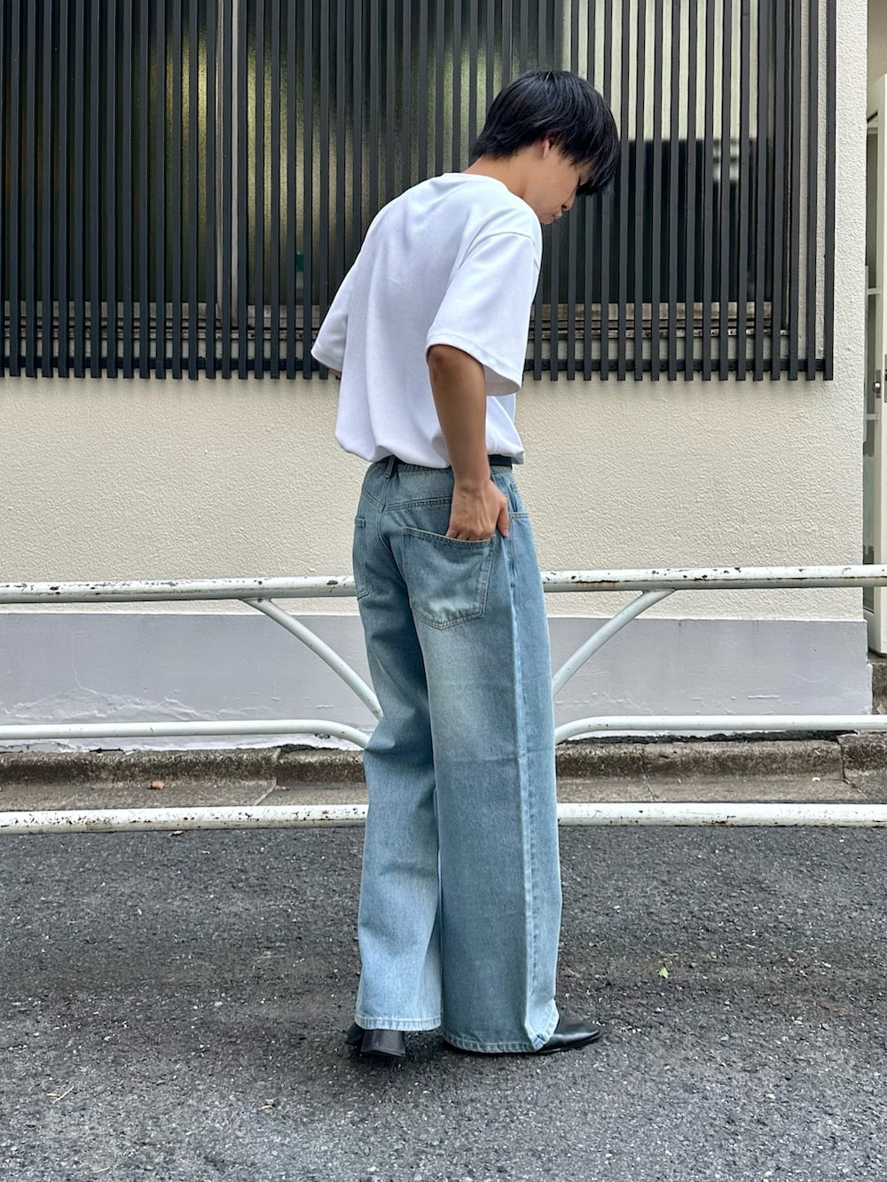 ホワイト系のTシャツ/カットソー、ブルー系のデニムパンツを着用したメンズの夏コーディネートの3枚目の写真