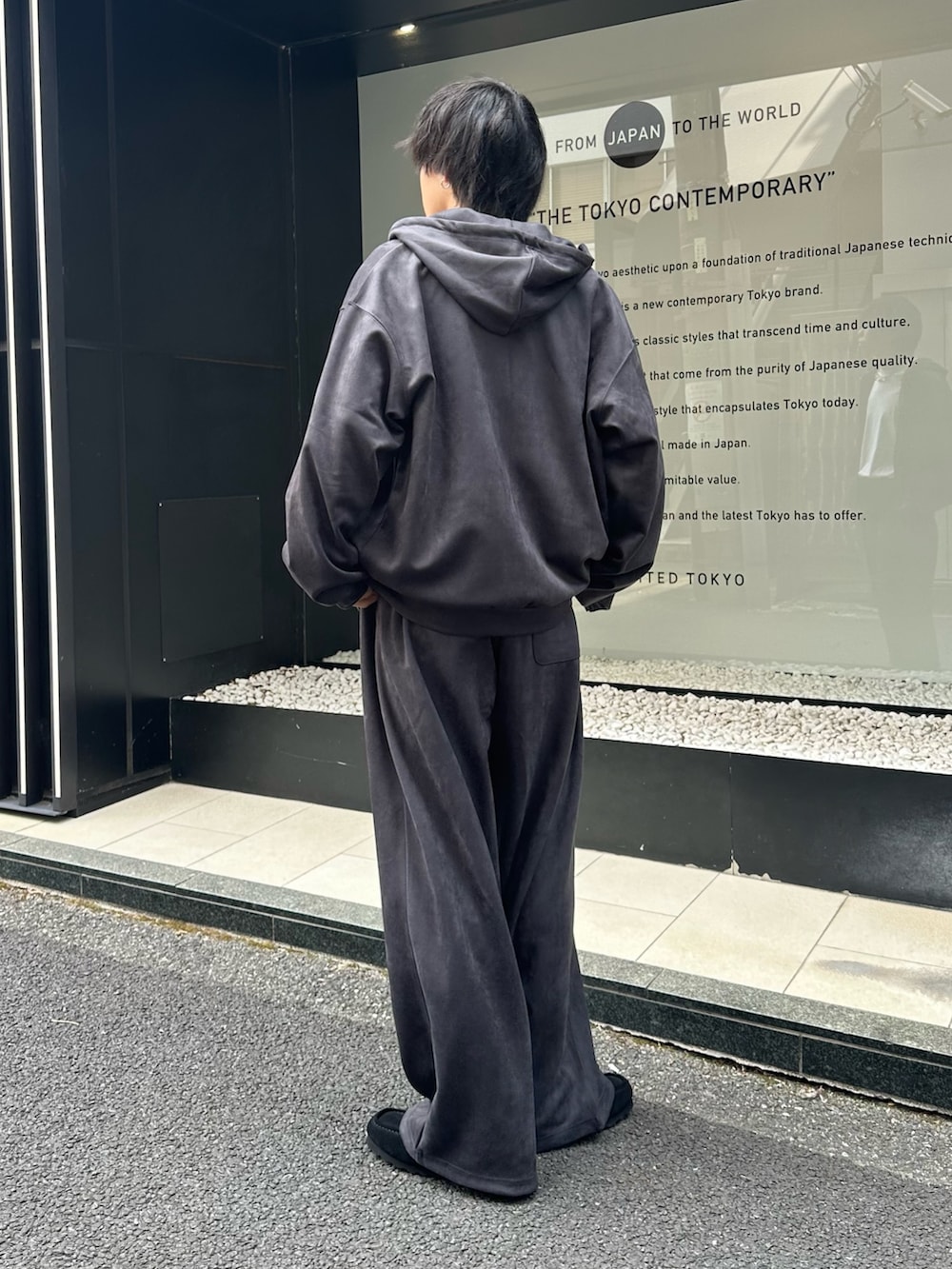 グレー系のパーカー、グレー系のスウェットパンツを着用したメンズの夏コーディネートの2枚目の写真