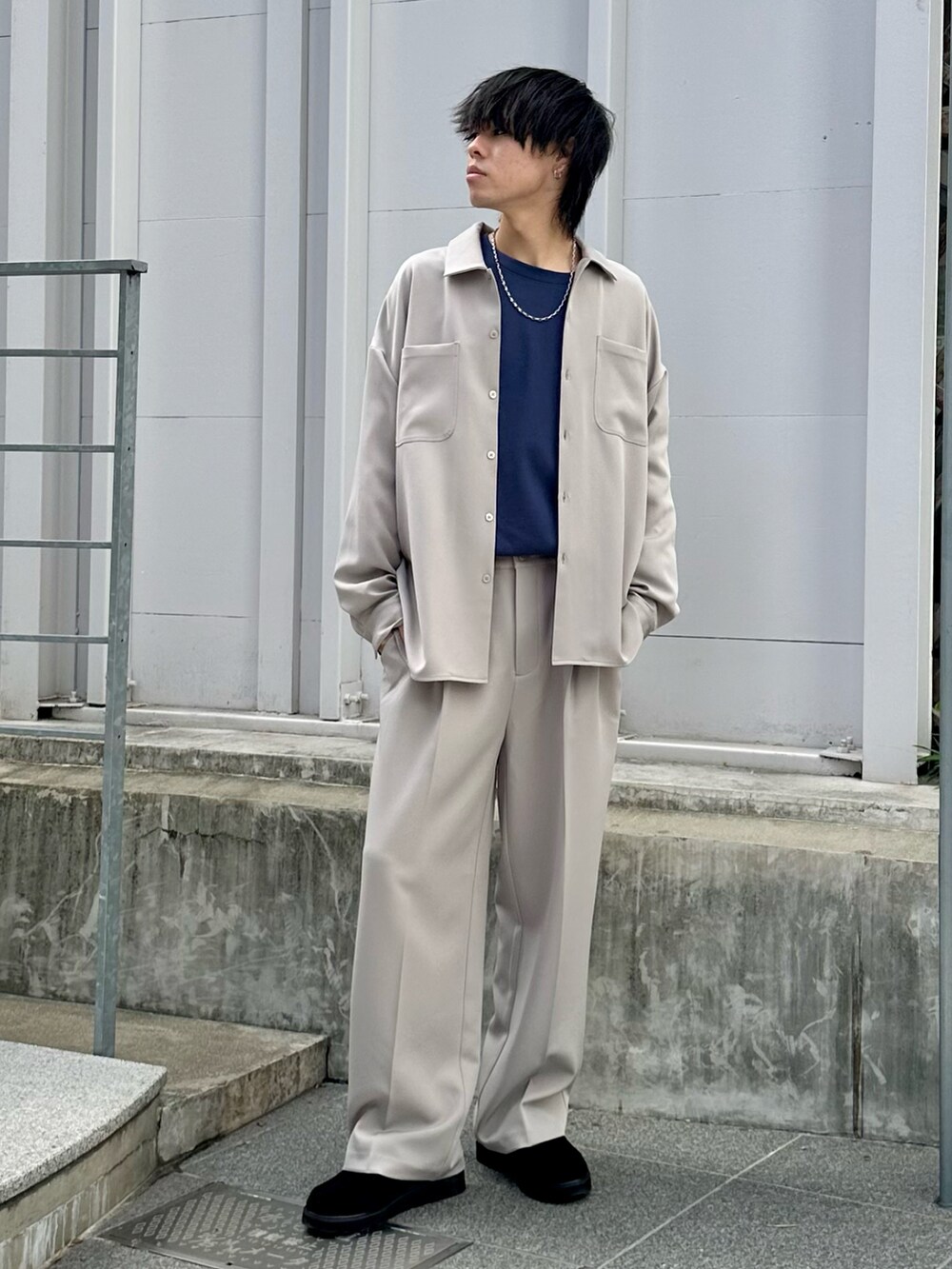 ベージュ系のシャツ/ブラウス、ブルー系のTシャツ/カットソー、ベージュ系のスラックスを着用したメンズの秋コーディネートの4枚目の写真