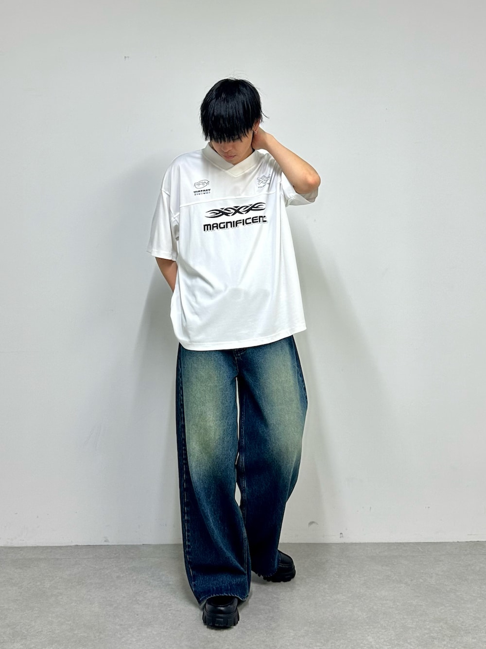 ホワイト系のTシャツ/カットソー、ブルー系のデニムパンツを着用したメンズの夏コーディネートの4枚目の写真