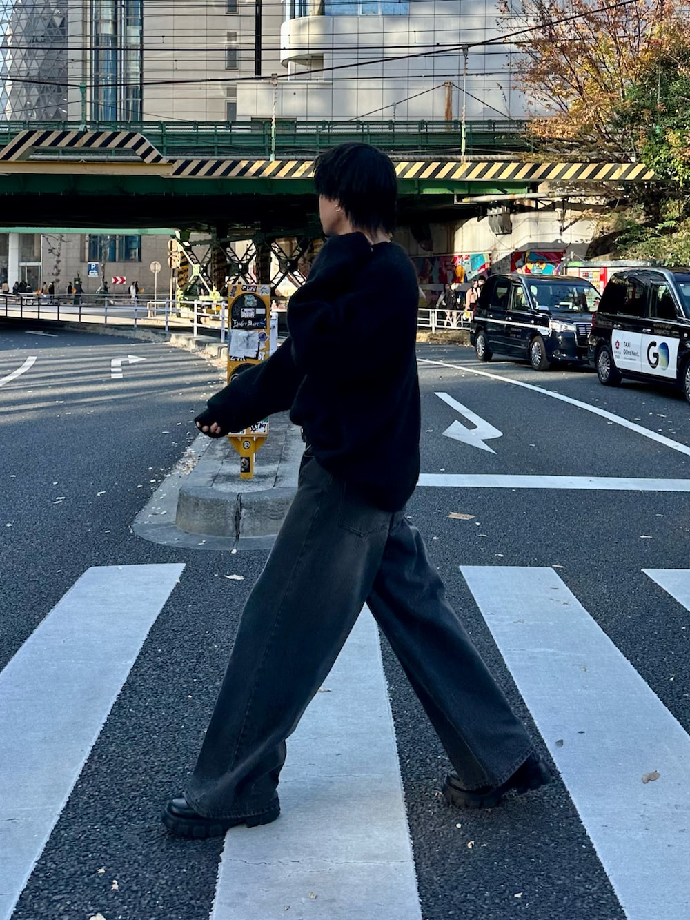 ブラック系のニット/セーター、ブラック系のデニムパンツを着用したメンズの冬コーディネートの5枚目の写真