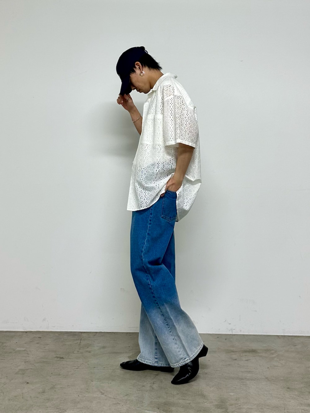 ホワイト系のシャツ/ブラウス、ブルー系のキャップを着用したメンズの春コーディネートの2枚目の写真