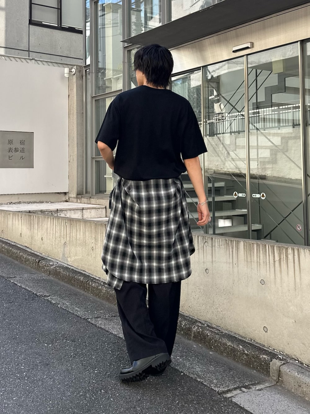 「シンプルコーデ、きれいめカジュアル、夏コーデ、韓国ファッション、ブラックコーデ、プチプラ、お出かけコーデ、レイヤードスタイル、デートコーデ、休日スタイル、シンプル、夏だ！Tシャツ着よう！、ゆるコーデ、夏、チェック」｜「COLONY 2139のフロントスプレーTシャツ（Tシャツ/カットソー、ブラック系）」を使った、koheyさん（骨格ウェーブ・メンズ・176cm）の夏コーディネートの5枚目の写真
