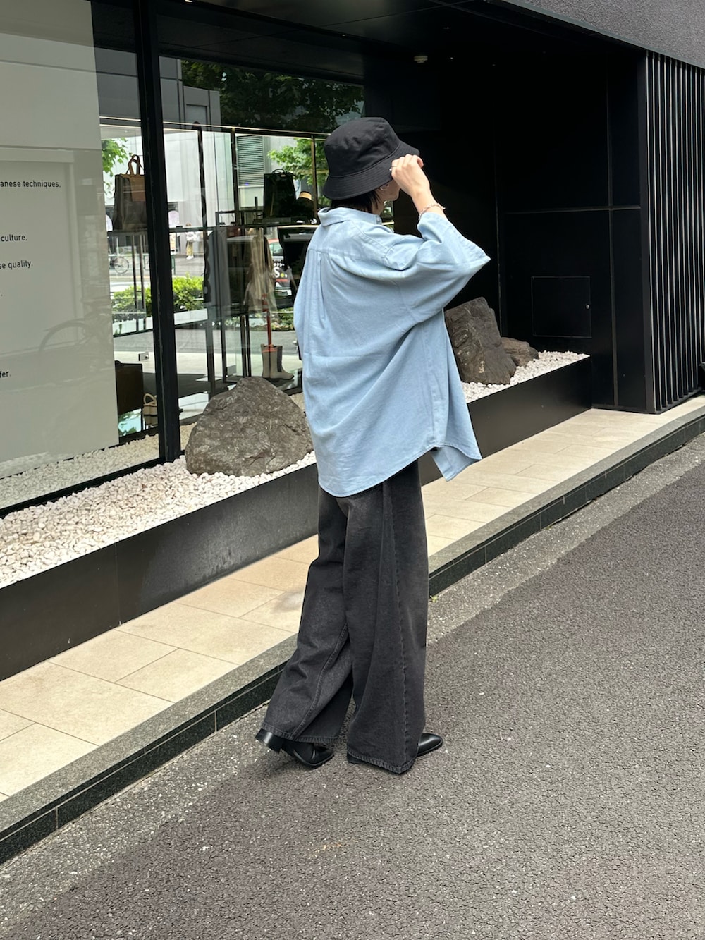 ブルー系のシャツ/ブラウス、ブラック系のタンクトップ、ブラック系のデニムパンツを着用したメンズの夏コーディネートの2枚目の写真