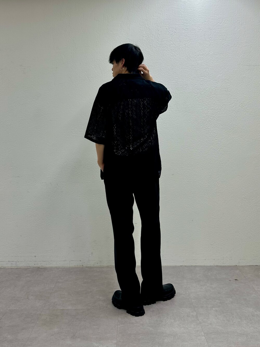 ブラック系のシャツ/ブラウス、ホワイト系のTシャツ/カットソー、ブラック系のスラックスを着用したメンズの春コーディネートの3枚目の写真