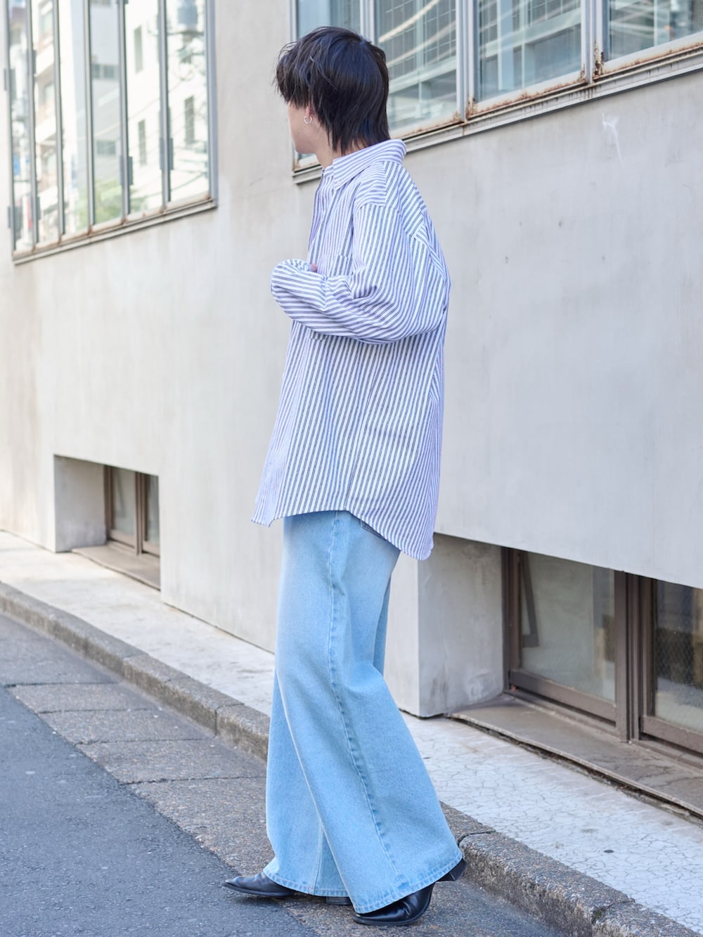 ホワイト系のシャツ/ブラウス、ブルー系のデニムパンツ、ブラック系のベルトを着用したメンズの春コーディネートの2枚目の写真
