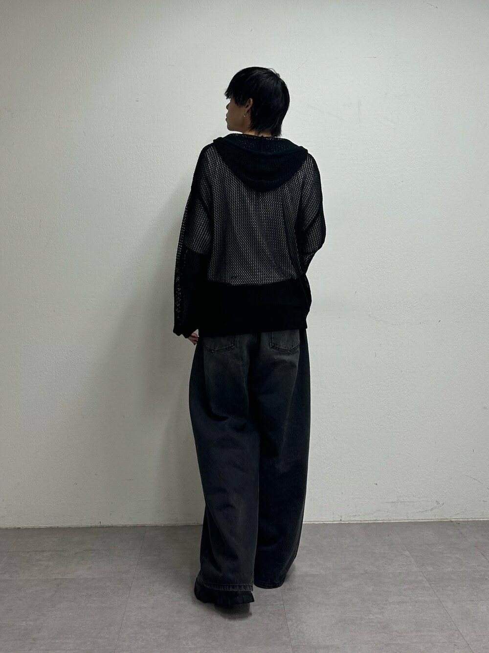 ブラック系のパーカー、ホワイト系のTシャツ/カットソー、ブラック系のデニムパンツを着用したメンズの夏コーディネートの3枚目の写真