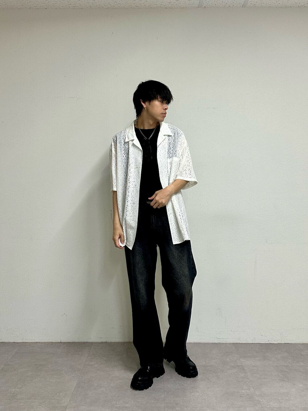 ホワイト系のシャツ/ブラウス、ブラック系のTシャツ/カットソー、ブラック系のデニムパンツを着用したメンズの春コーディネートの4枚目の写真