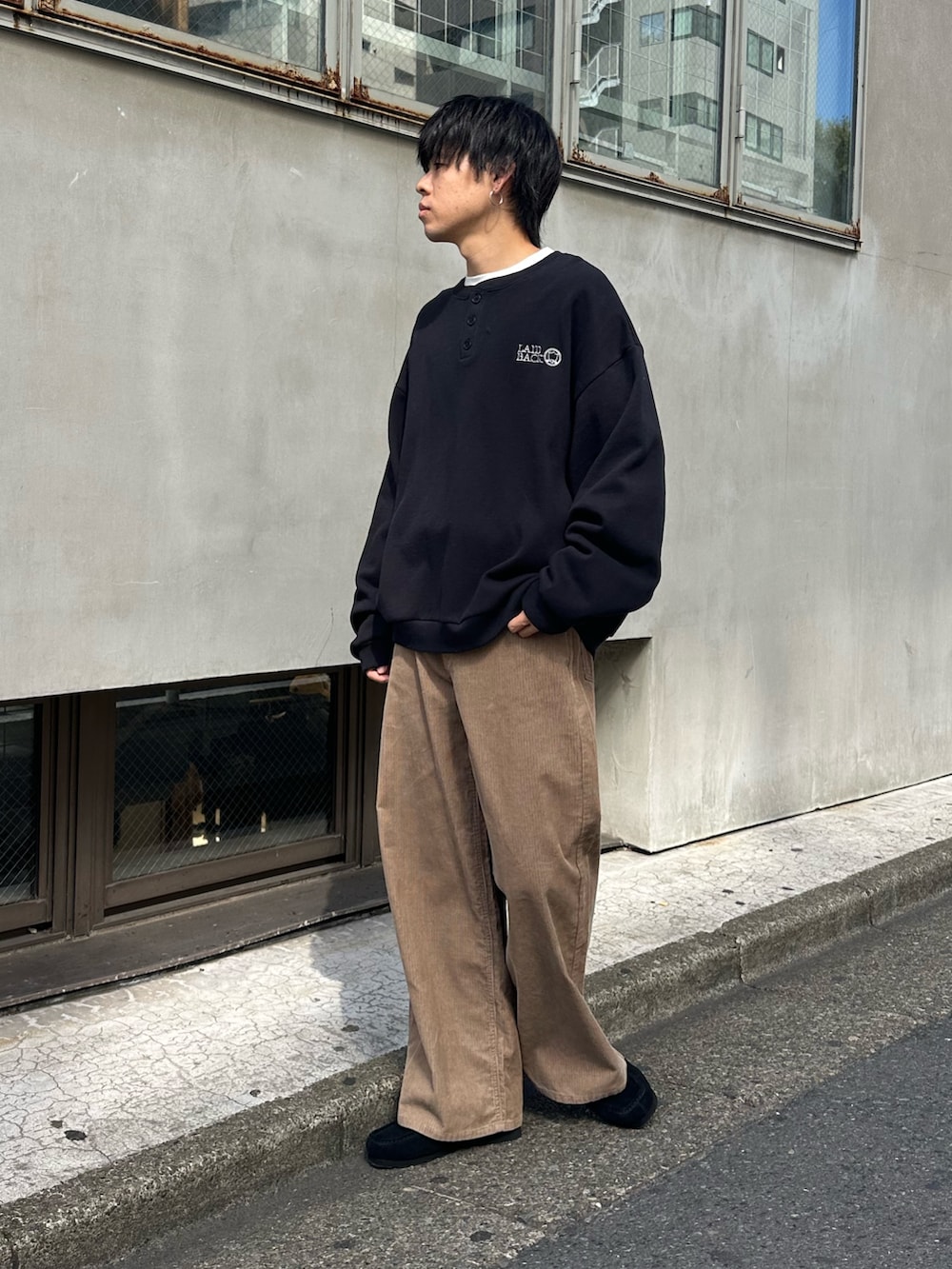 ブラック系のスウェット、ベージュ系のその他パンツを着用したメンズの秋コーディネートの3枚目の写真