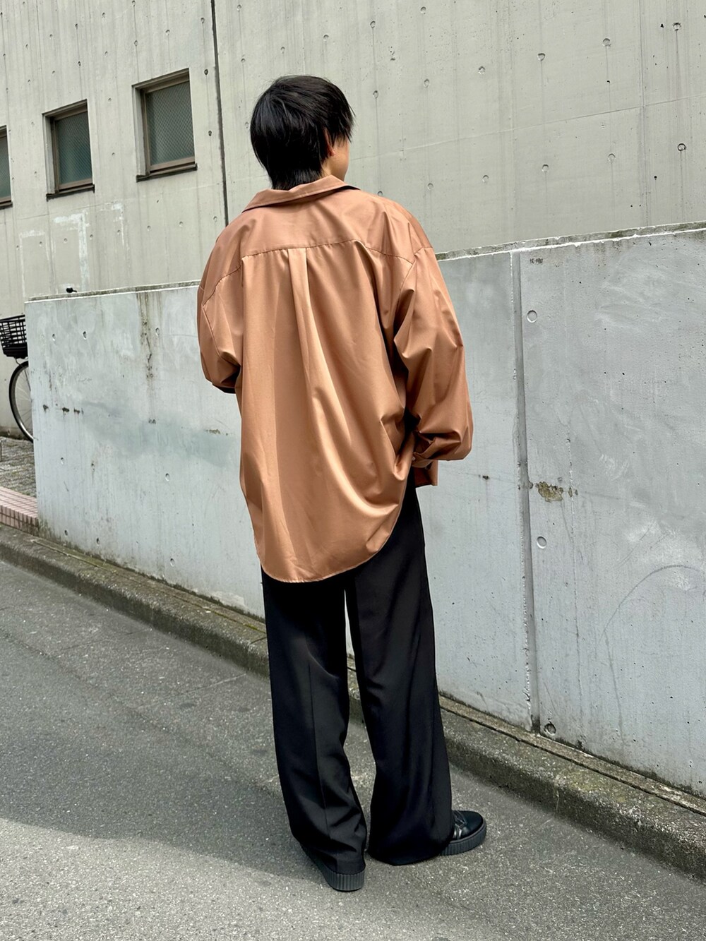 ブルー系のシャツ/ブラウス、ブラック系のスラックスを着用したメンズの夏コーディネートの3枚目の写真