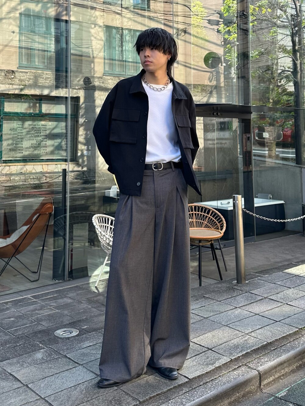 ブラック系のその他アウター、ブラック系のベルトを着用したメンズの冬コーディネートの2枚目の写真