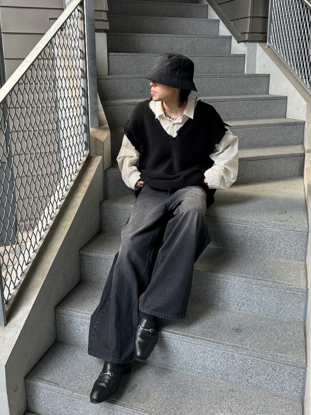 ブラック系のデニムパンツ、ブラック系のハットを着用したメンズの夏コーディネートの2枚目の写真