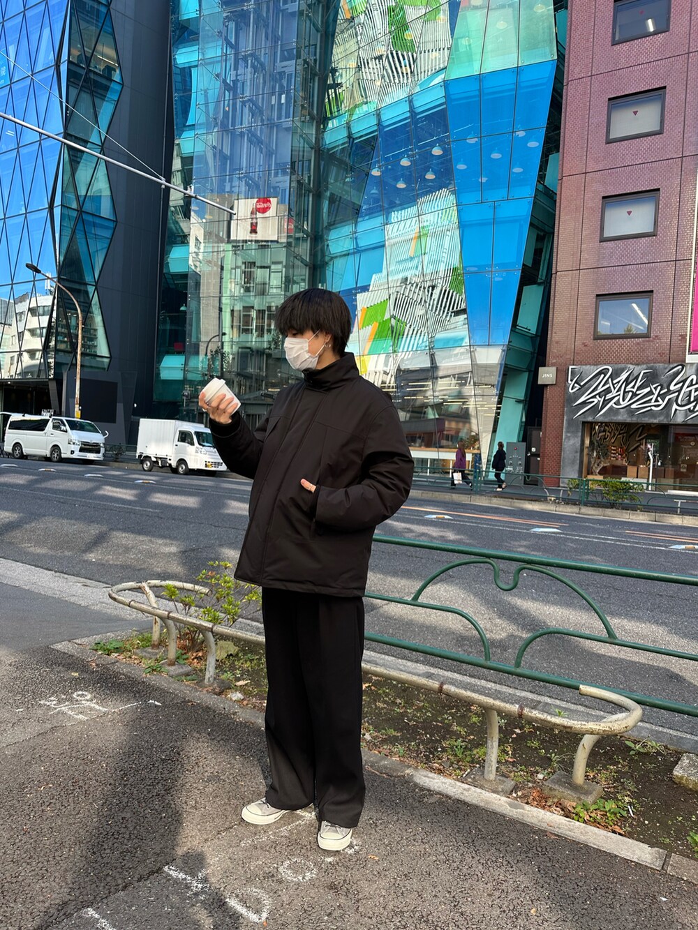 ブラック系のダウンジャケット/コート、ブラック系のその他パンツを着用したメンズの冬コーディネートの2枚目の写真