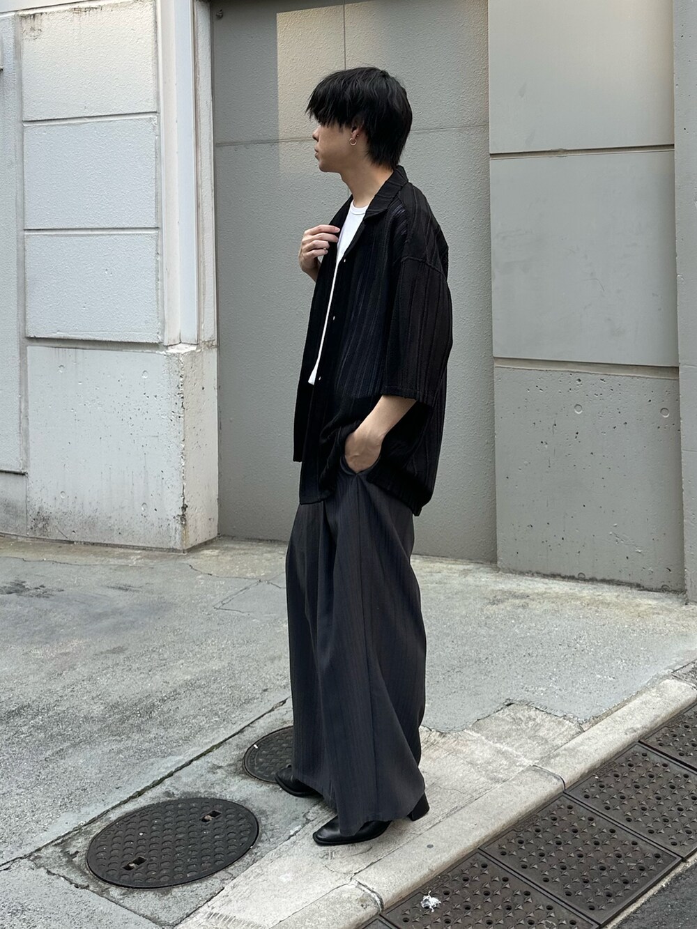 ブラック系のシャツ/ブラウス、グレー系のスラックスを着用したメンズの春コーディネートの2枚目の写真