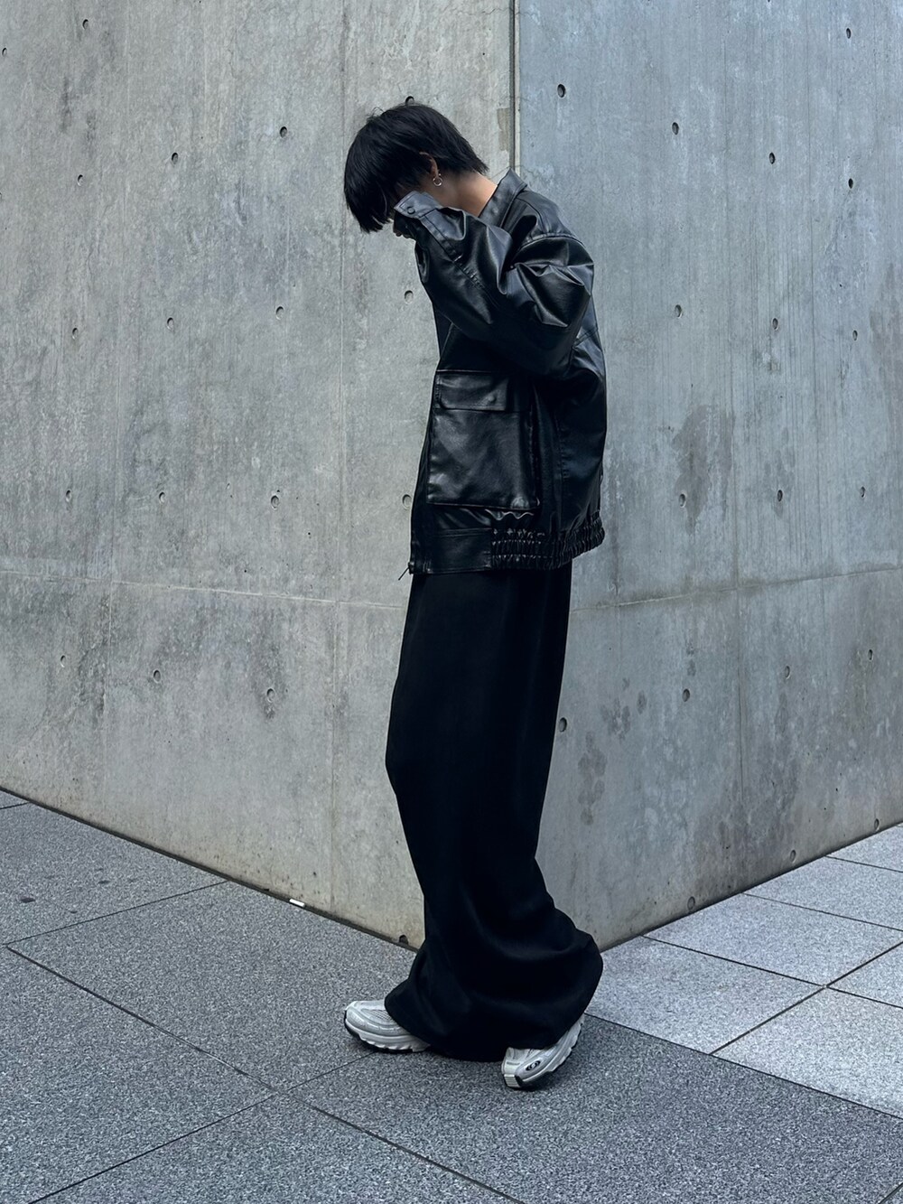 ブラック系のブルゾン、ホワイト系のTシャツ/カットソー、ブラック系のスウェットパンツを着用したメンズの夏コーディネートの2枚目の写真