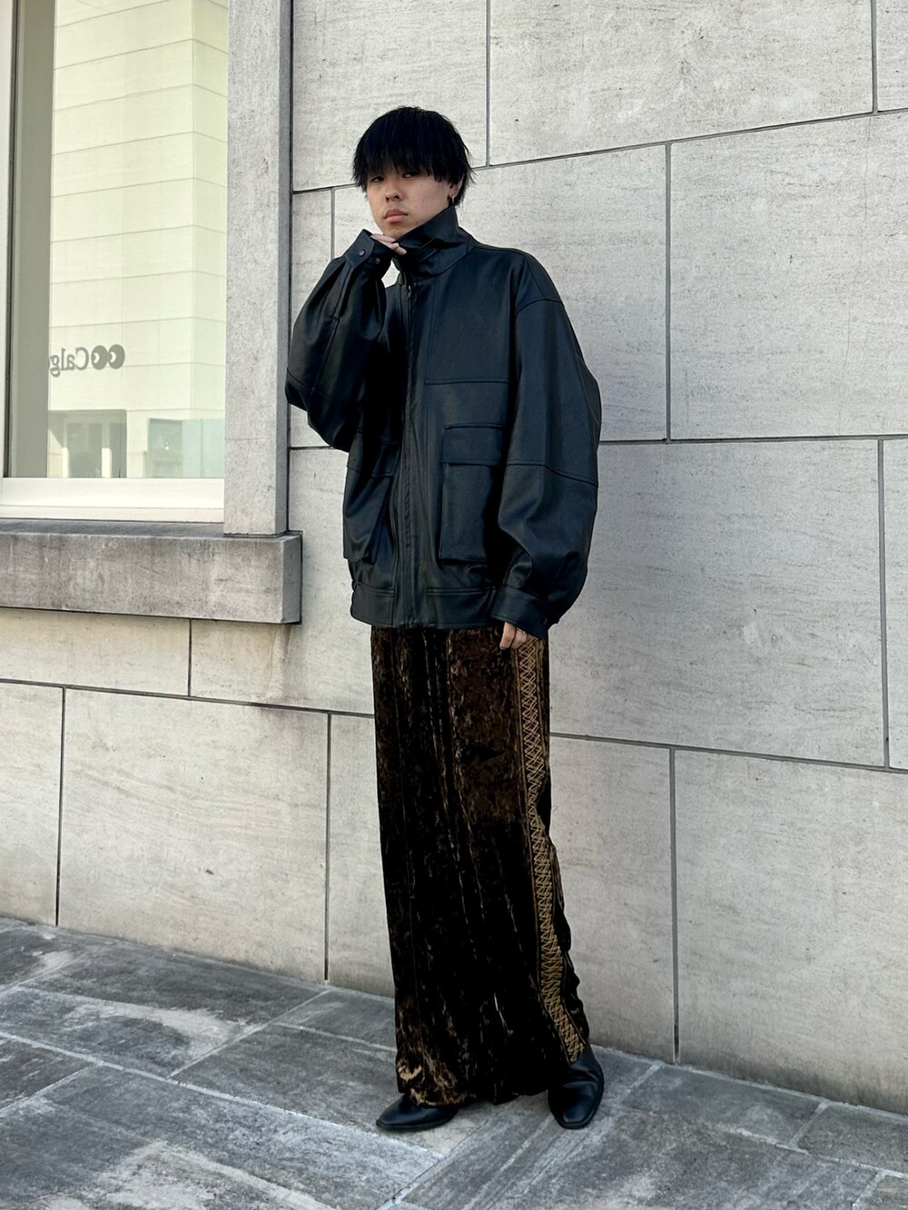 ブラック系のブルゾン、ブラウン系のその他パンツ、ブラック系のTシャツ/カットソーを着用したメンズの夏コーディネートの2枚目の写真