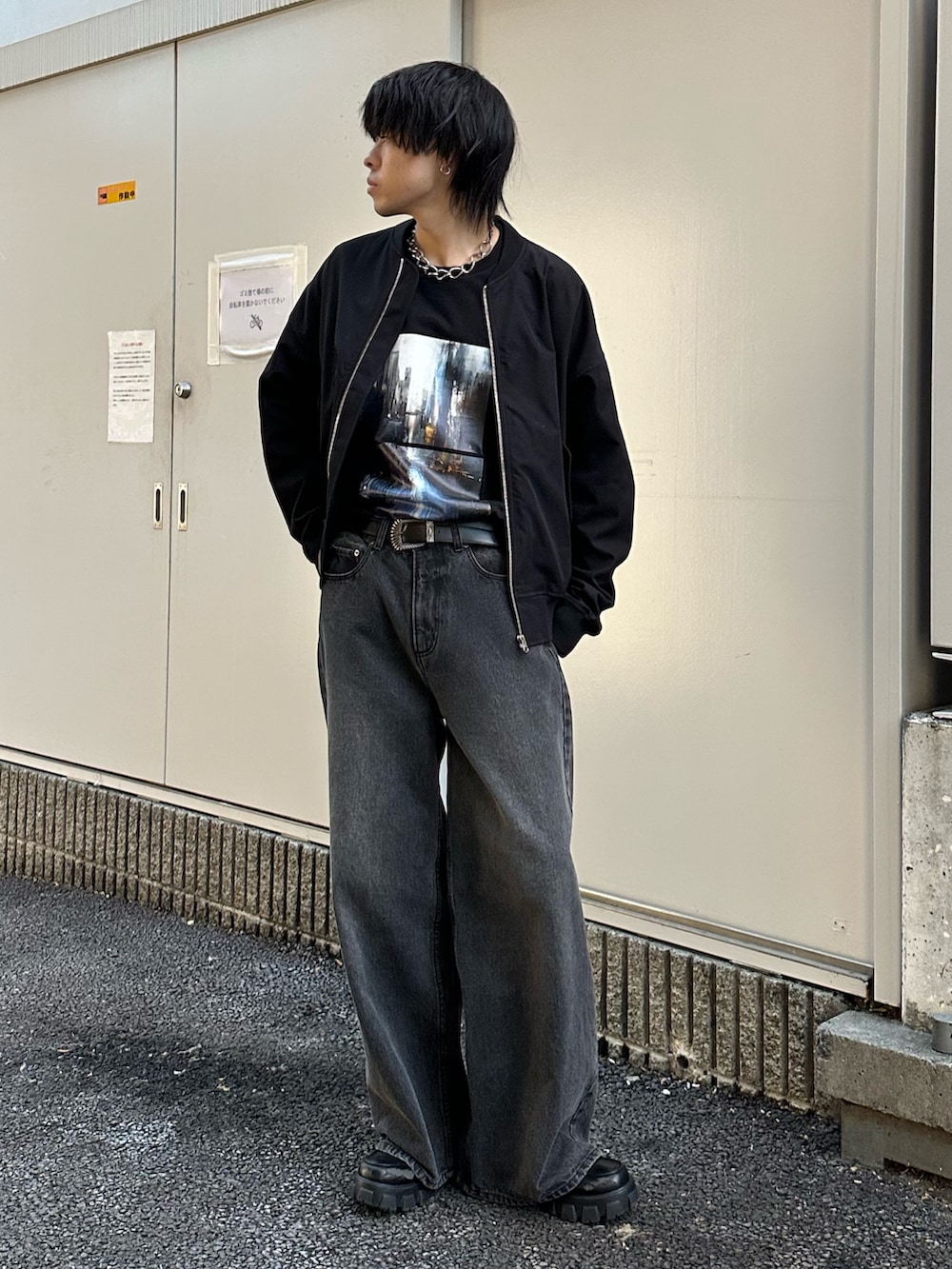 ブラック系のMA-1、ブラック系のデニムパンツ、ブラック系のTシャツ/カットソーを着用したメンズの冬コーディネートの5枚目の写真