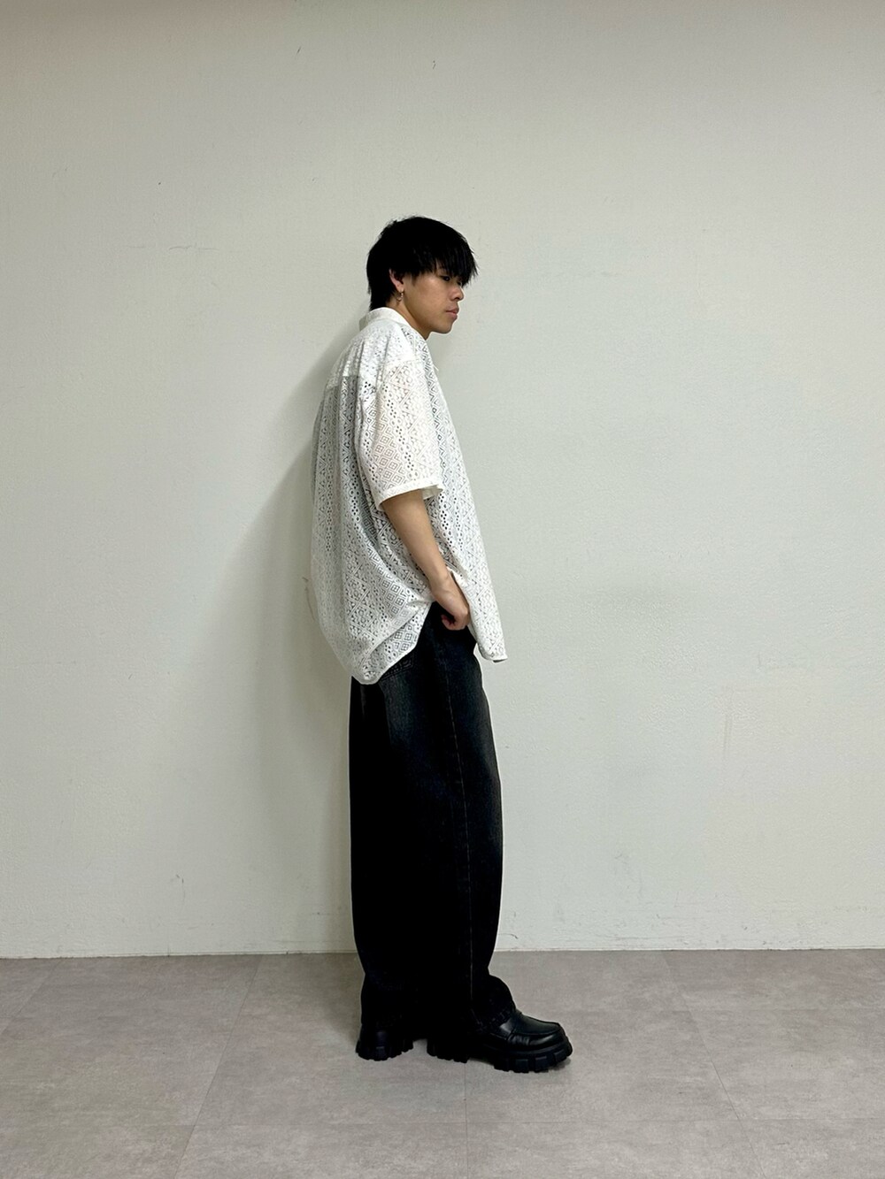ホワイト系のシャツ/ブラウス、ブラック系のTシャツ/カットソー、ブラック系のデニムパンツを着用したメンズの春コーディネートの2枚目の写真
