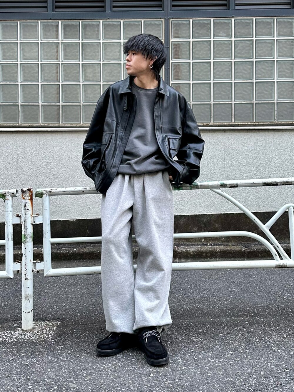 ブラック系のブルゾン、グレー系のスウェット、グレー系のスウェットパンツを着用したメンズの冬コーディネートの4枚目の写真