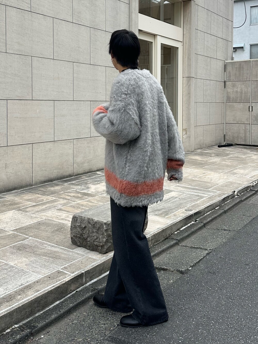 ブラック系のカーディガン/ボレロ、ブラック系のTシャツ/カットソー、ブラック系のデニムパンツを着用したメンズの秋コーディネートの2枚目の写真