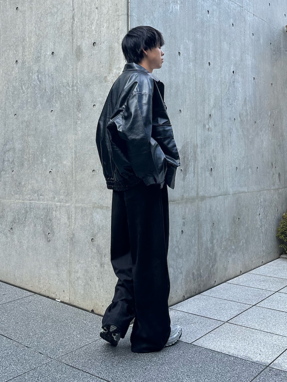 ブラック系のブルゾン、ホワイト系のTシャツ/カットソー、ブラック系のスウェットパンツを着用したメンズの夏コーディネートの3枚目の写真