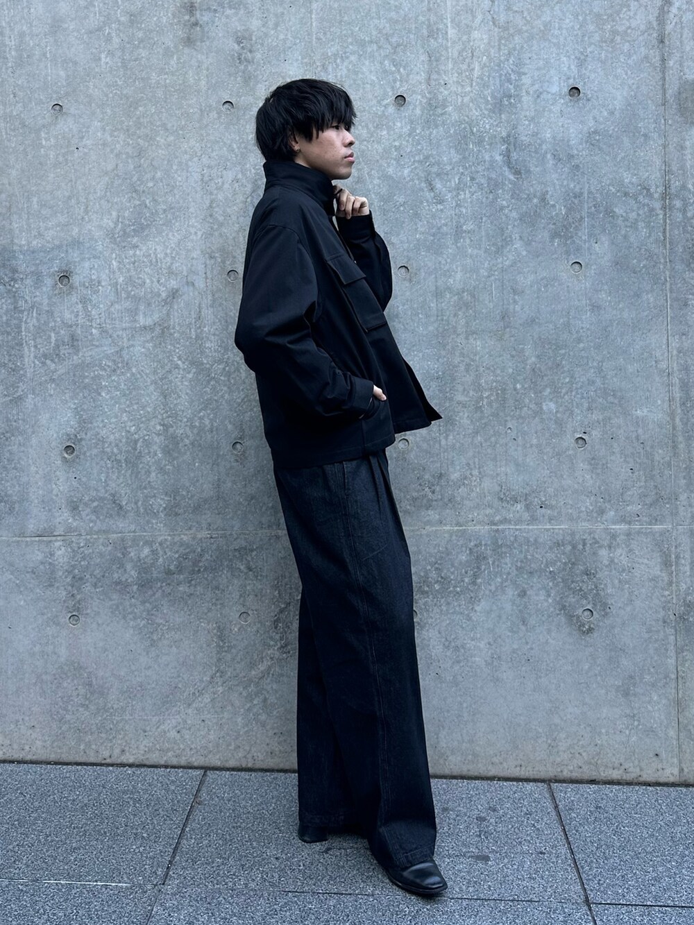 ブラック系のその他アウター、ブラック系のデニムパンツを着用したメンズの冬コーディネートの4枚目の写真