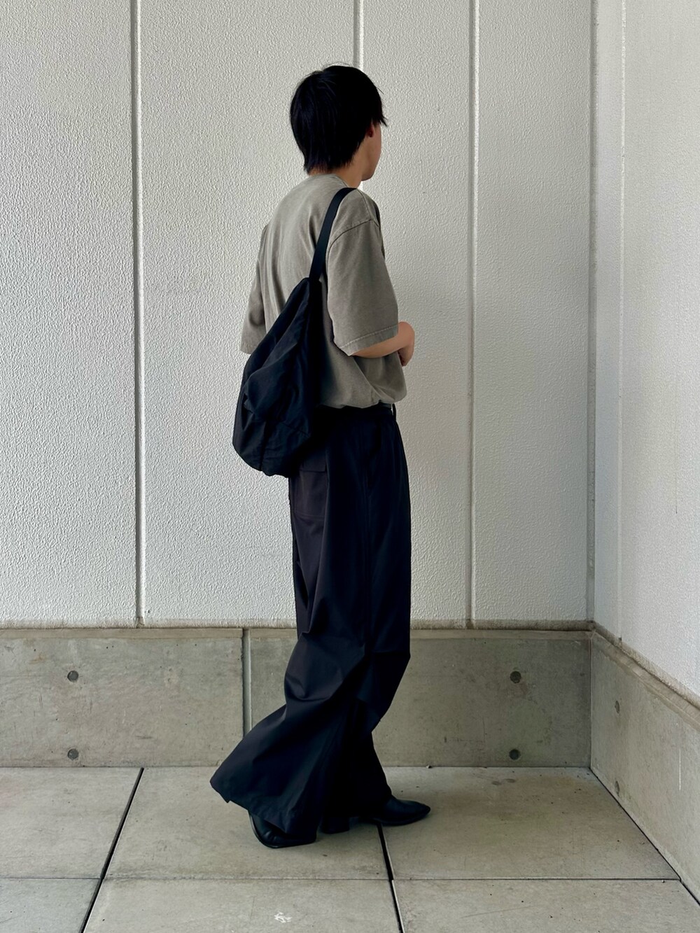 ブラック系のその他パンツ、ブラック系のショルダーバッグ、グレー系のTシャツ/カットソーを着用したメンズの夏コーディネートの4枚目の写真