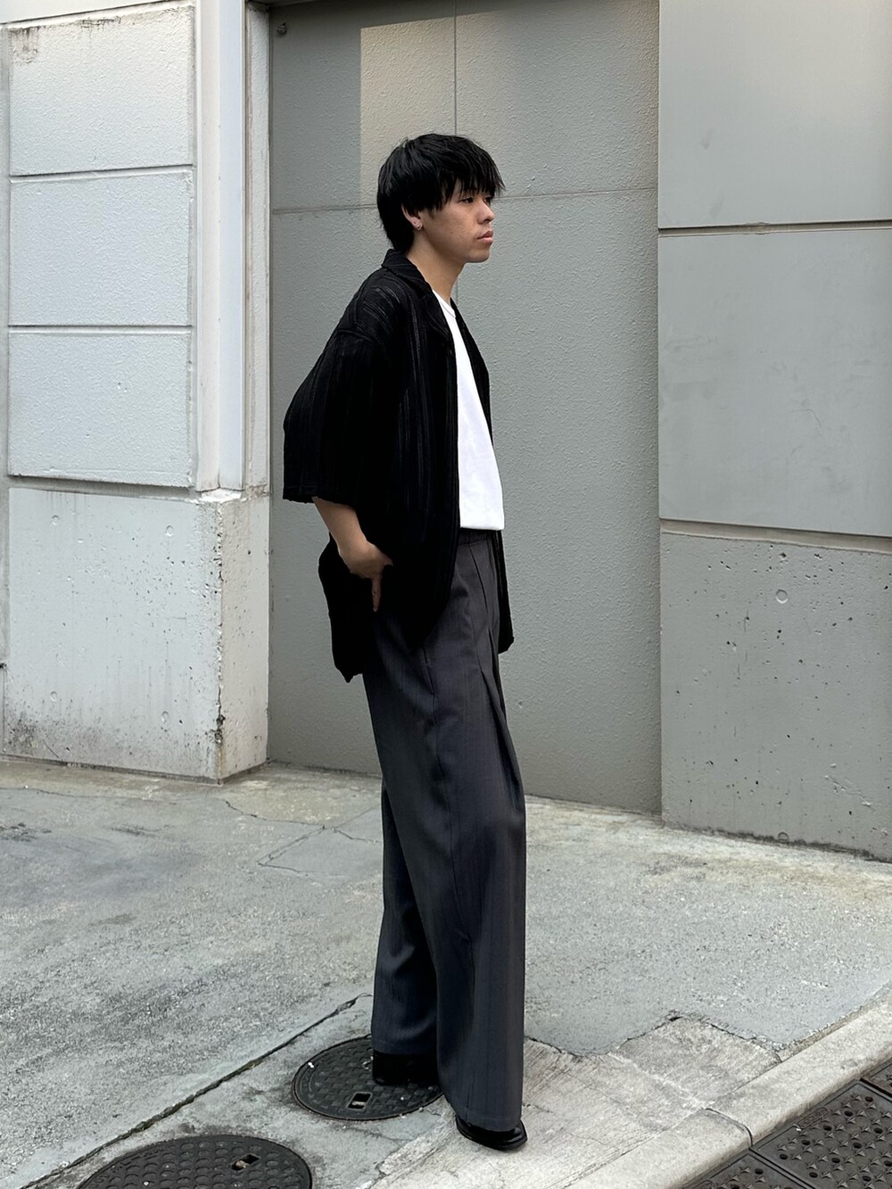 ブラック系のシャツ/ブラウス、グレー系のスラックスを着用したメンズの春コーディネートの4枚目の写真