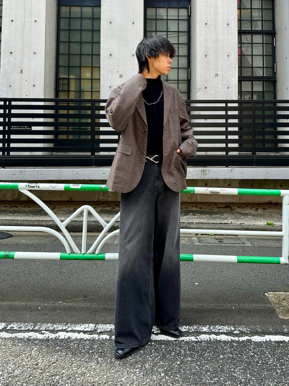 ブラウン系のテーラードジャケット、ブラック系のデニムパンツ、ブラック系のベルトを着用したメンズの秋コーディネートの2枚目の写真